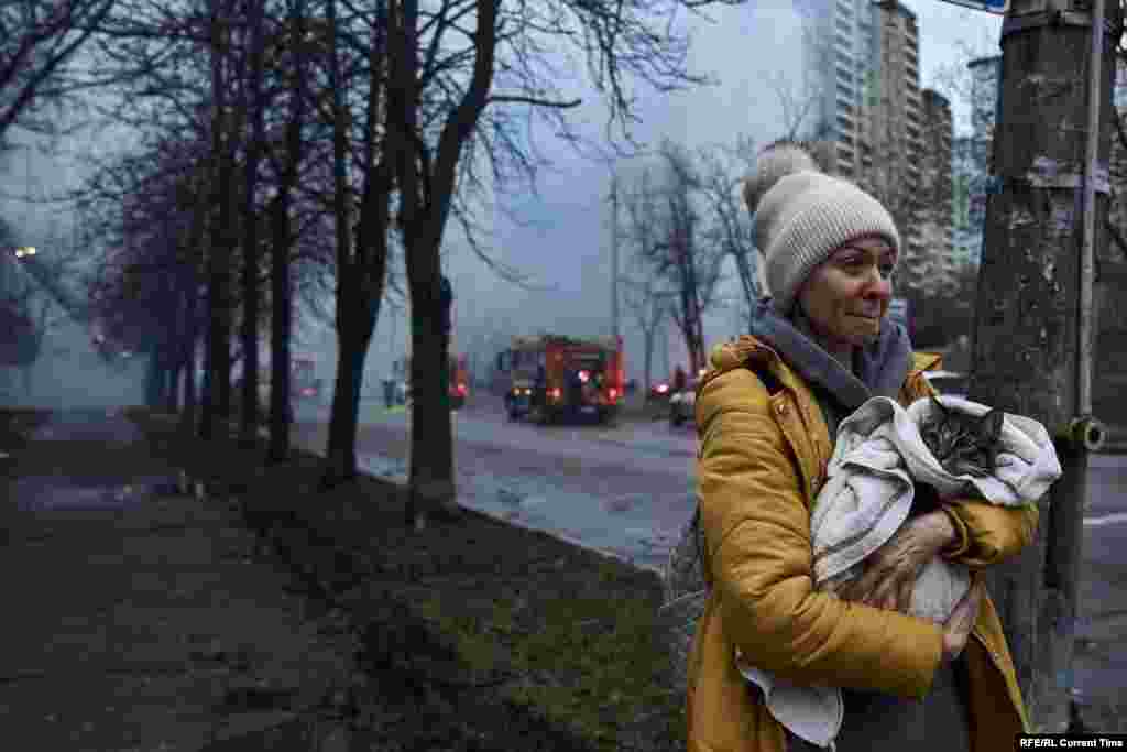 Женщина спасает кота из разрушенного дома, по которому ударила российская пакета, 2 января 2024 года 