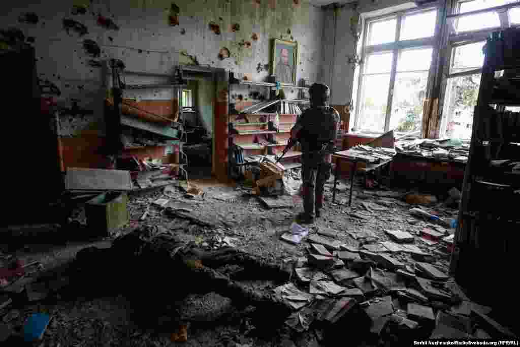 Украинский солдат в разрушенном в результате боев здании в Благодатном Донецкой области 17 июня 2023 года. 