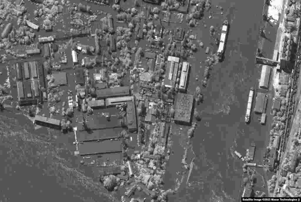 Портовые сооружения Херсона и промышленная зона города до и после затопления. Херсонский речной порт –крупный транспортный узел для речного, морского, железнодорожного и автомобильного транспорта. Это единственный речной порт Днепра с круглогодичной навигацией