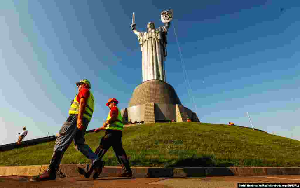 Работы планируется завершить ко Дню государственного флага, который отмечают в Украине 23 августа. 