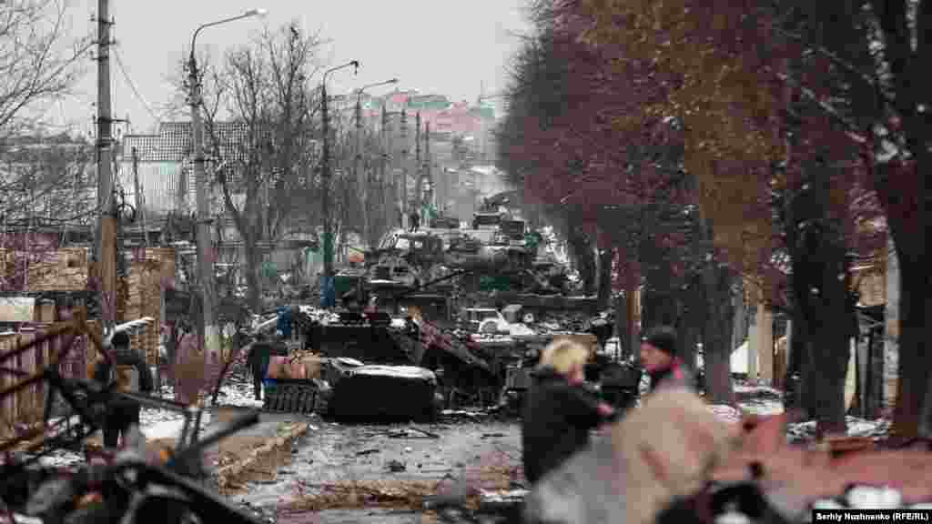 Город Буча Киевской области. С 27 февраля по 31 марта Буча была оккупирована российскими войсками. После освобождения города появились свидетельства военных преступлений, вызвавшие международное осуждение.