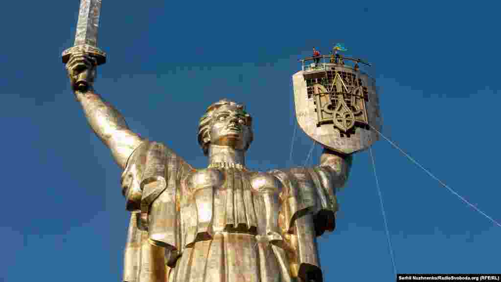 Высота памятника – 102 метра (с постаментом), это пятый по высоте памятник в мире. На щите в руке фигуры женщины был герб Советского Союза, его начали демонтировать 26 июля.