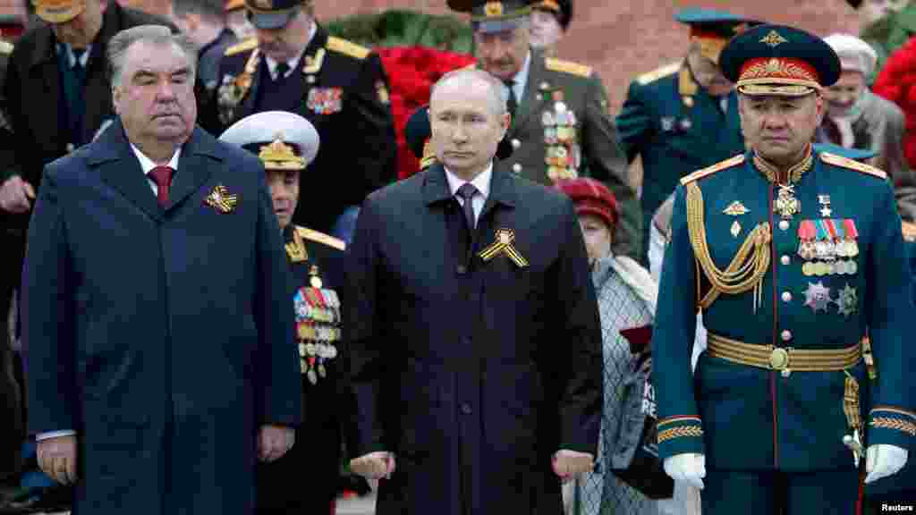 В 2021 году на параде 9 мая компанию Владимиру Путину составил только президент Таджикистана Эмомали Рахмон 