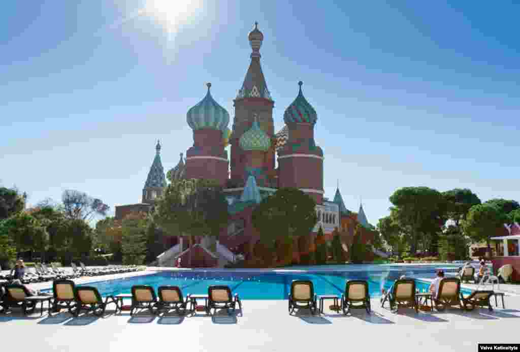 Отель Kremlin Palace в Анталие популярен среди российских туристов. Фасад отеля напоминает одну из главных достопримечательностей Москвы – Собор Василия Блаженного 