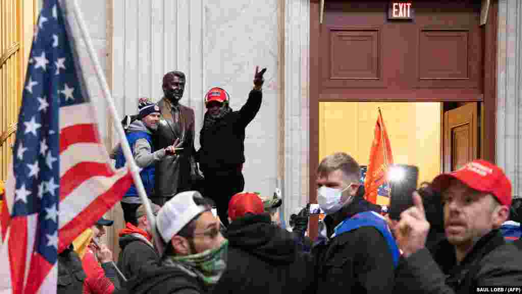Толпа сторонников Трампа в ротонде Капитолия 