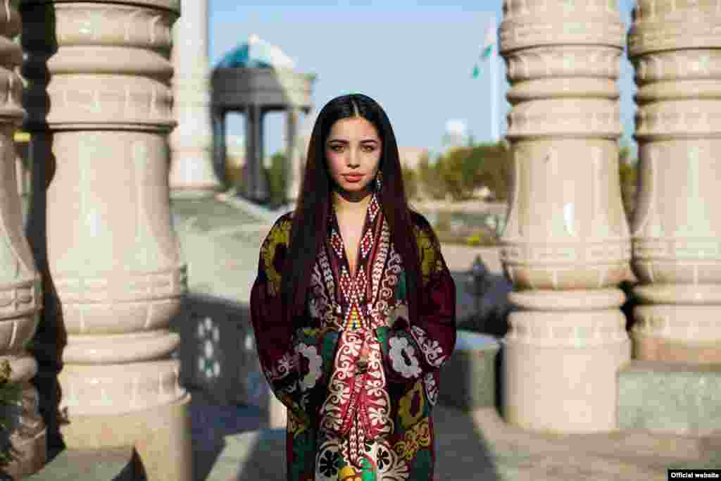 Девушка из Душанбе, Таджикистан, фотопроект "Атлас красоты" (Atlas of Beauty) Микаэлы Норок (Mihaela Noroc) 