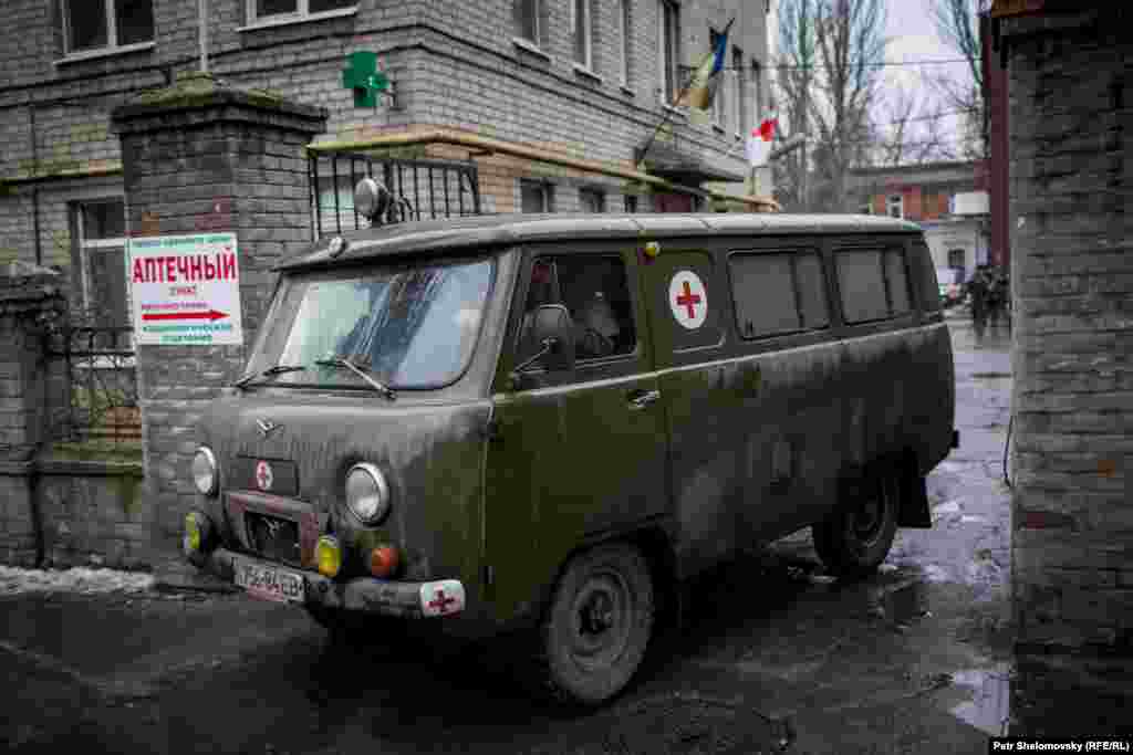 Автомобиль военной реанимации у госпиталя в Артемьевске