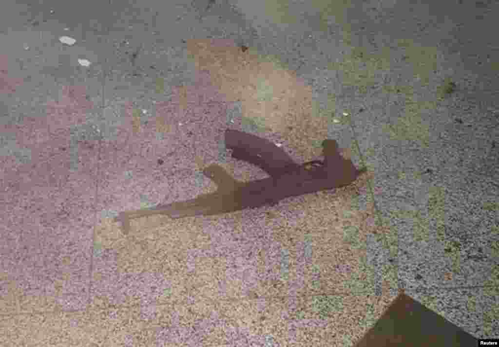По словам министра юстиции Турции, один из нападавших открыл огонь из автомата Калашникова, после чего взорвал себя 