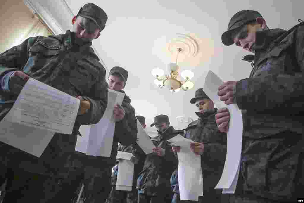 Военнослужащие Национальной гвардии Украины голосуют на парламентских выборах в Киеве