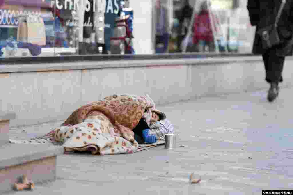 По подсчетам UNICEF, на улицах Грузии примерно 2 500 беспризорников. Они в основном собираются в крупных торговых районах