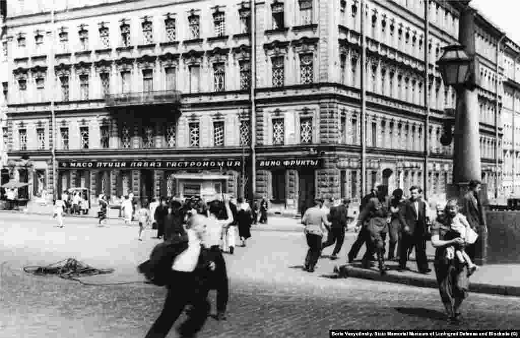 Борис Васютинский. На Чернышевой площади (сейчас – площадь Ломоносова) во время воздушной тревоги 11 июля 1941 года. Военный корреспондент Васютинский снимал блокаду, действующую армию, партизанские отряды. В семье фотографа хранится конверт, который он носил с собой: "Всем, кто найдет этот конверт, просьба переправить его в ТАСС".