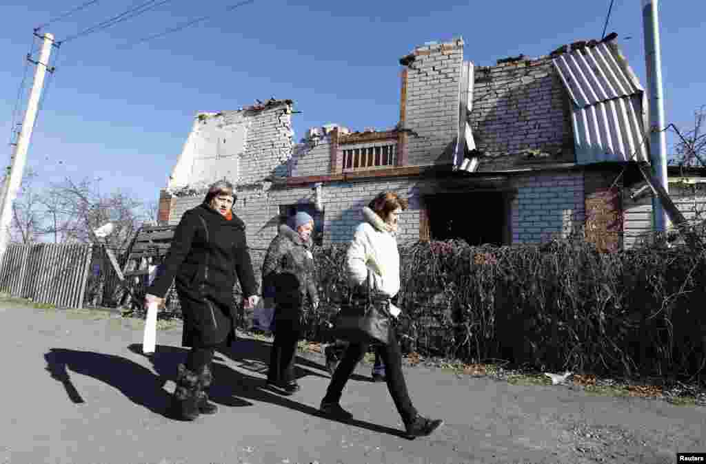 Члены избирательной комиссии в селе Семеновка под Славянском обходят избирателей на дому