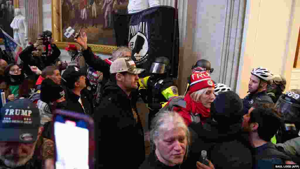 Толпа сторонников Трампа в ротонде Капитолия