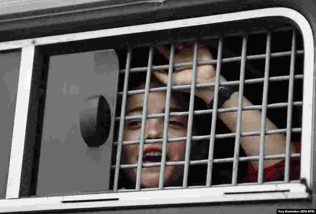 "ОВД-инфо" сообщало, что задержанных отвезли как минимум в семь отделов полиции