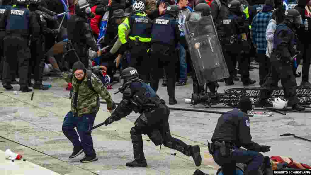 Столкновение толпы с полицией и силами безопасности во время штурма Капитолия