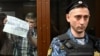"Размах и система уже напоминают позднесоветский, послесталинский режим". Правозащитник "Мемориала" про дела о "дискредитации" армии РФ