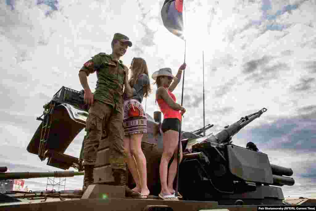 Солдаты позируют с девушками на фоне российской военной техники на фестивале "Нашествие-2015"