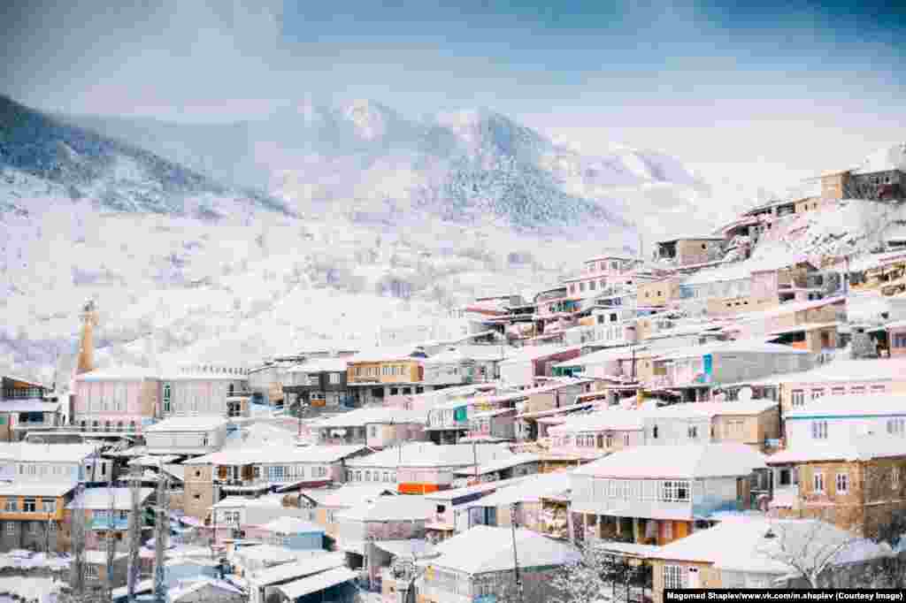 С помощью хэштэга #exploringdagestan ("исследуя Дагестан") Шапиев хочет показать миру другую сторону Дагестана. На фото – заснеженная деревня Нижний Батлух