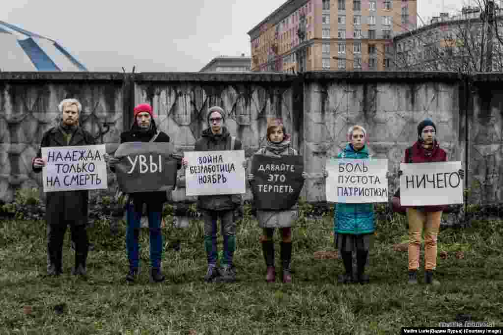 Для группы перфоманс - способ вынести язык власти и официальных лозунгов в неформальные места, за пределы общественных институтов