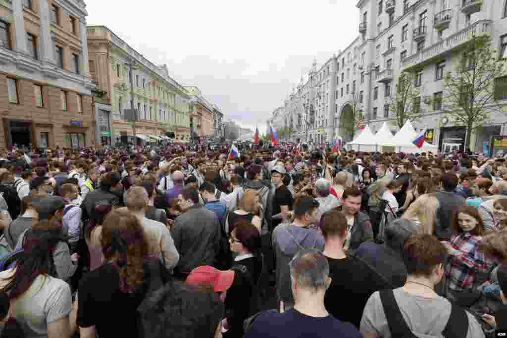 Участники митинга против коррупции собираются на Тверской улице в Москве. Накануне Алексей Навальный отказался от проведения митинга на проспекте Сахарова и призвал сторонников выйти на Тверскую, где были запланированы "народные гуляния" с реконструкторами