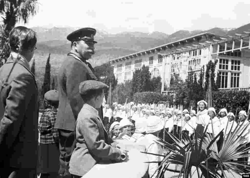 "Артек" был открыт в 1925 году при поддержке Российского общества Красного Креста. Изначально лагерь служил санаторием для детей, больных туберкулезом На фото - Маршал Советского Союза Семен Буденный в "Артеке", 1946 год