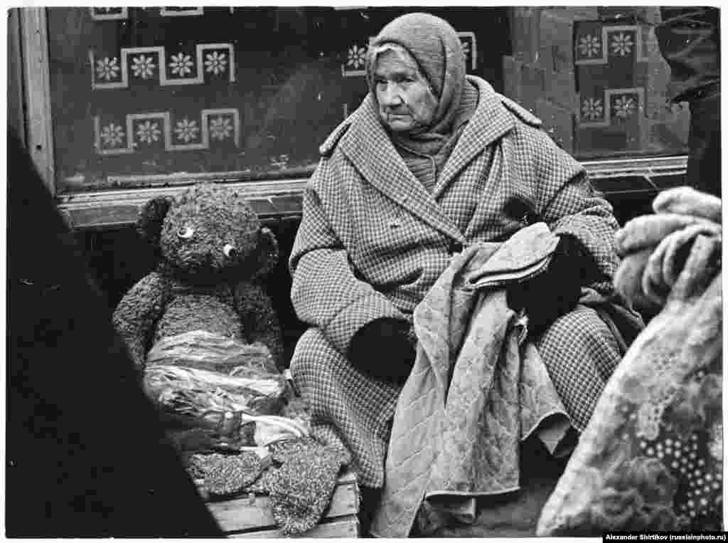 Пожилая женщина и плюшевый медведь. Фото 1980 года называется "Тяжелые времена"