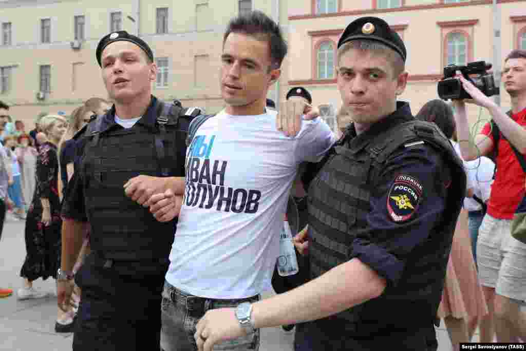 Полицейские просили людей снять футболки с надписью "Я/Мы Иван Голунов" и задерживали людей выборочно, выдергивая их из толпы