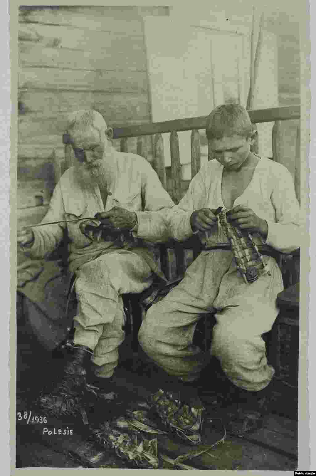 Полесские старик и мальчик плетут лапти, 1936 год 