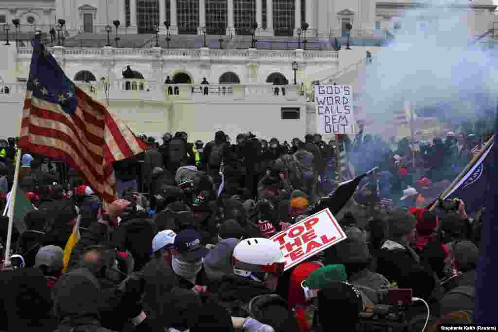 Тысячи сторонников Трампа двинулись к Капитолию после митинга, на котором действующий президент заявил, что "никогда не признает поражение" и призвал собравшихся "поприветствовать наших храбрых сенаторов и членов Конгресса"