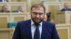 У сенатора Арашукова нашли вид на жительство в ОАЭ, золотые слитки, оружие и валюту. Его отец и двоюродный брат тоже арестованы
