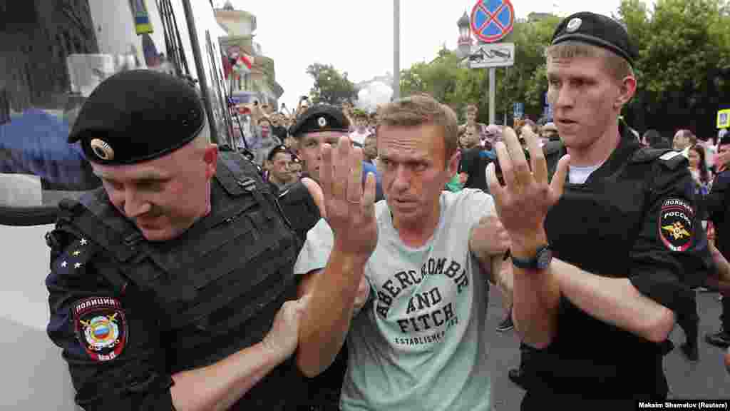 Среди задержанных – политик Алексей Навальный. Его обвиняют в повторном нарушении порядка проведения акции