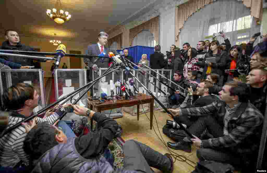Президент Украины Петр Порошенко после голосования на одном из участков в Киеве