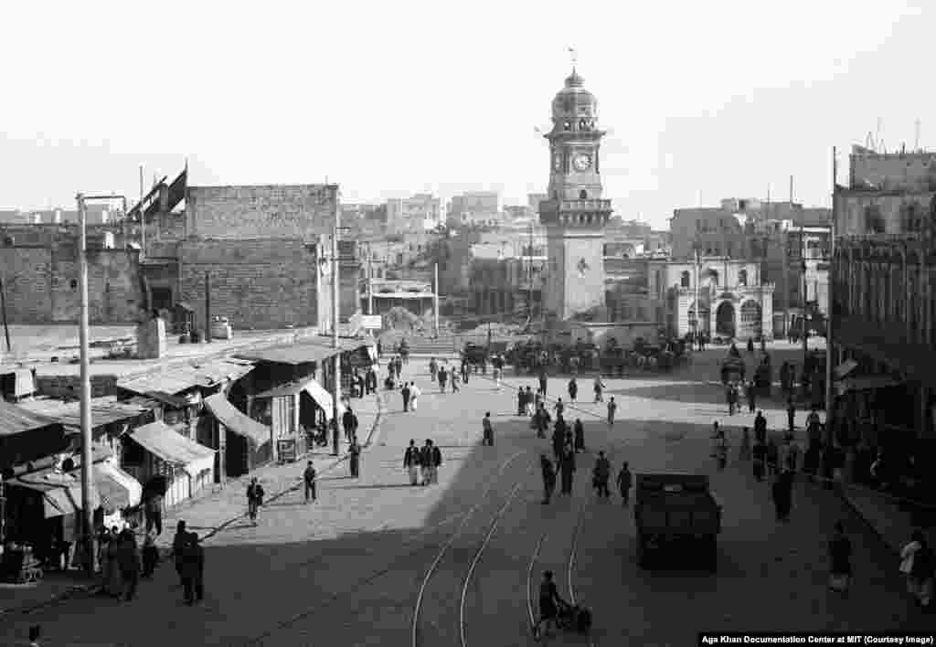 В 1923 году Сирия оказалась под контролем Франции. Одним из способов усмирения активности арабских (суннитских) националистов европейцы считали продвижение религиозных меньшиств, в том числе алавитов из обедневших горных районов. Тогда алавиты составляли примерно 12% населения страны На фото – часовая башня в Алеппо в 1937 году