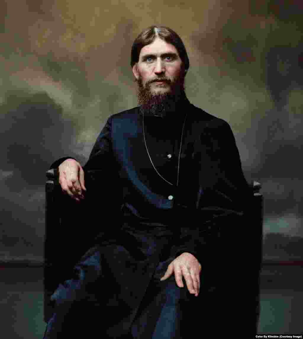 Ширнина говорит, что самая интересная часть цветной ретуши исторических фотографий – "когда человек внезапно смотрит на тебя, будто живой" На фото – Григорий Распутин и его пронзительный взгляд. Распутин стал всемирно известным благодаря дружбе с семьей российского императора Николая II