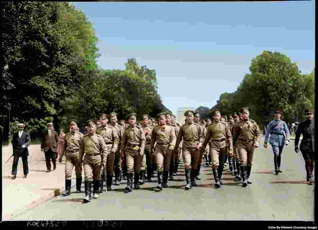 На фото – марш членов Российского Экспедиционного корпуса в Париже в 1916 году. Солдаты были частью бригады, которую отправили на Западный фронт во Францию во время Первой мировой войны