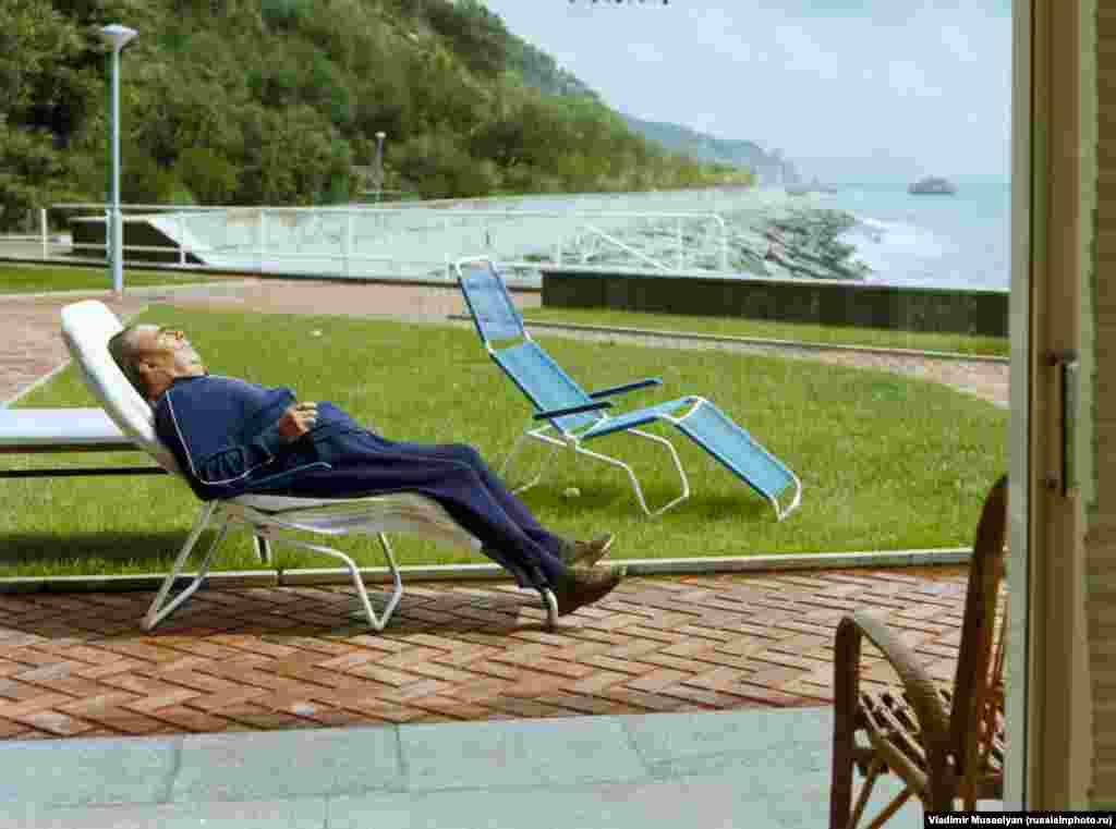 Леонид Брежнев на отдыхе в Крыму. В 1982 году, когда была сделана эта фотография, Брежнев оставался лишь номинальным лидером СССР. Он умер в том же году 