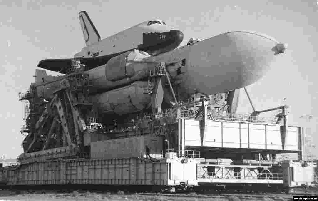Космический корабль "Буран" перевозят на пусковую площадку в 1988 году. Первый запуск корабля состоялся в том же году. Он успешно облетел Землю без экипажа. Из-за развала СССР "Буран" больше не использовался. В 2002 году во время урагана крыша ангара, в котором находился космический корабль, рухнула. Погибли восемь человек, "Буран" был разрушен.