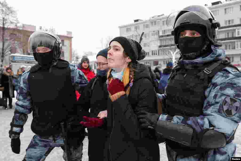 В Москве начались жесткие задержания. В автозаки образовались очереди, сообщает корреспондент Настоящего Времени. По данным на 23:59 мск, всего по России задержали более 5,1 тысячи человек
