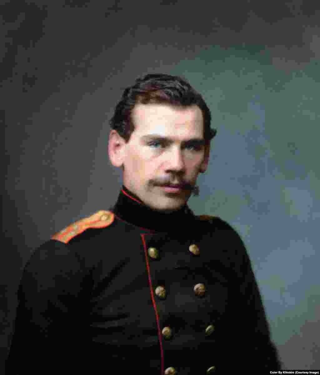 На фото – российский писатель, граф Лев Толстой в возрасте 28 лет, 1856 год