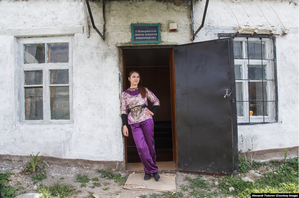 Зумруд — самая младшая из канатоходцев. Она только окончила среднюю школу и отправилась учиться на бухгалтера в Махачкалу. Она — последняя из семьи канатоходцев Цовкры, кто оставался в поселке и учился традиционному ремеслу.