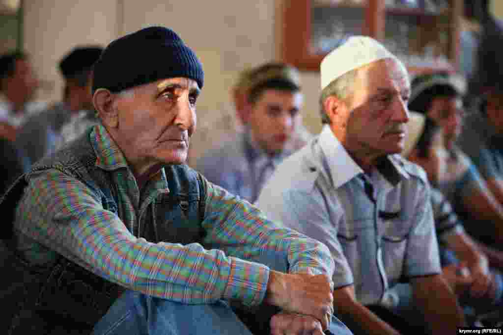 Нарушение поста в течение Рамадана без уважительной причины считается грехом. На фото - крымские татары в мечети во время праздничной молитвы на Ураза-Байрам в Севастополе