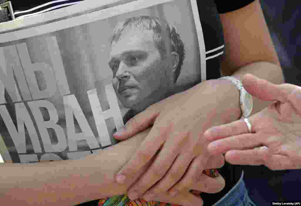 Журналиста-расследователя Ивана Голунова задержали 6 июня в Москве, обвинив в распространении наркотиков. Позже его отправили под домашний арест, заявив, что в рюкзаке и в квартире журналиста нашли наркотические вещества. После волны протестов Голунова освободили от ответственности в связи с недоказанностью его вины, а дело в отношении него закрыли. Но инициаторы шествия отменять запланированный марш не стали. Люди, которые вышли 12 июня на улицы Москвы, требуют расследования других сфабрикованных уголовных дел, реформы статьи 228 ("Распространение наркотиков") и освобождения невиновных